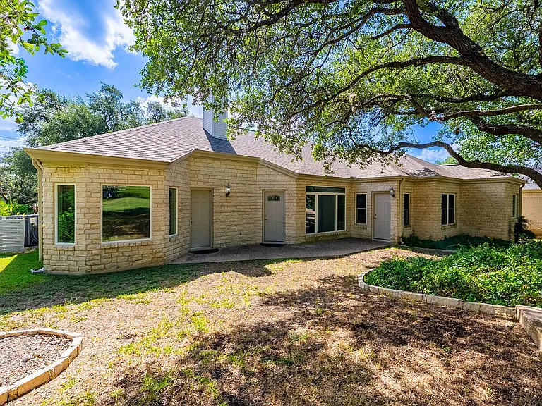 1411 Lakeway Dr — Photo 2