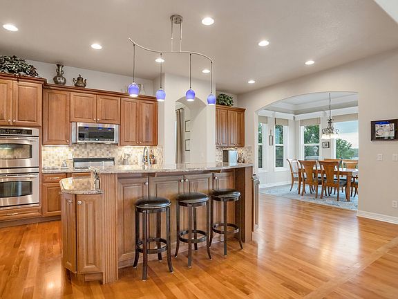 Large Kitchen w/ Nook