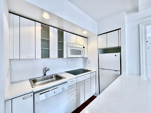 3rd image of 25 Tudor City Pl APT 1320