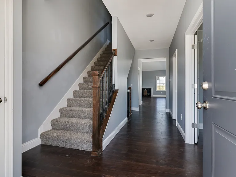 760 Kristin Dr — Photo 2