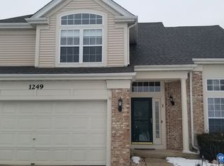 1249 Pennsbury Ln, Aurora, IL 60502