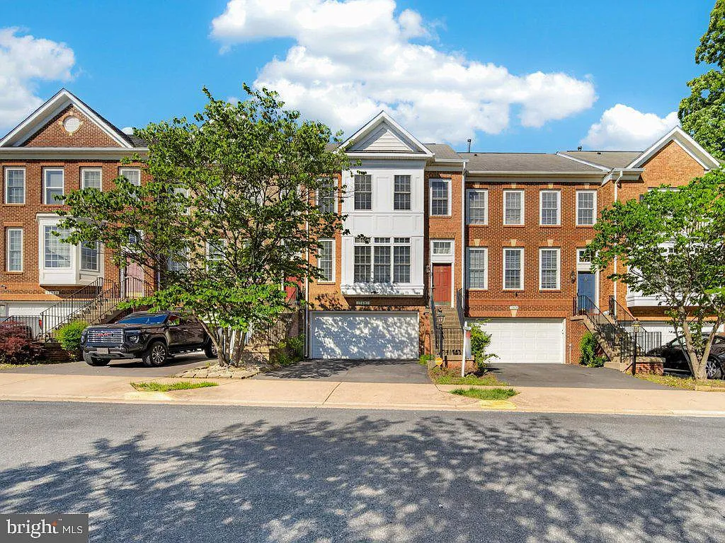 3 bed, 2.5 bath, 2347 sqft, $2,950 — Photo 4