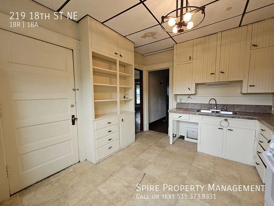 North East 1 Bedroom 1 Bath Townhouse with Basement — Photo 3