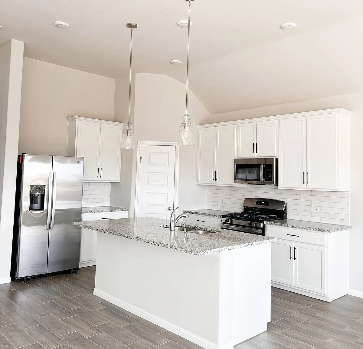 4 bed, 2418 sqft, $2,600 — Photo 2