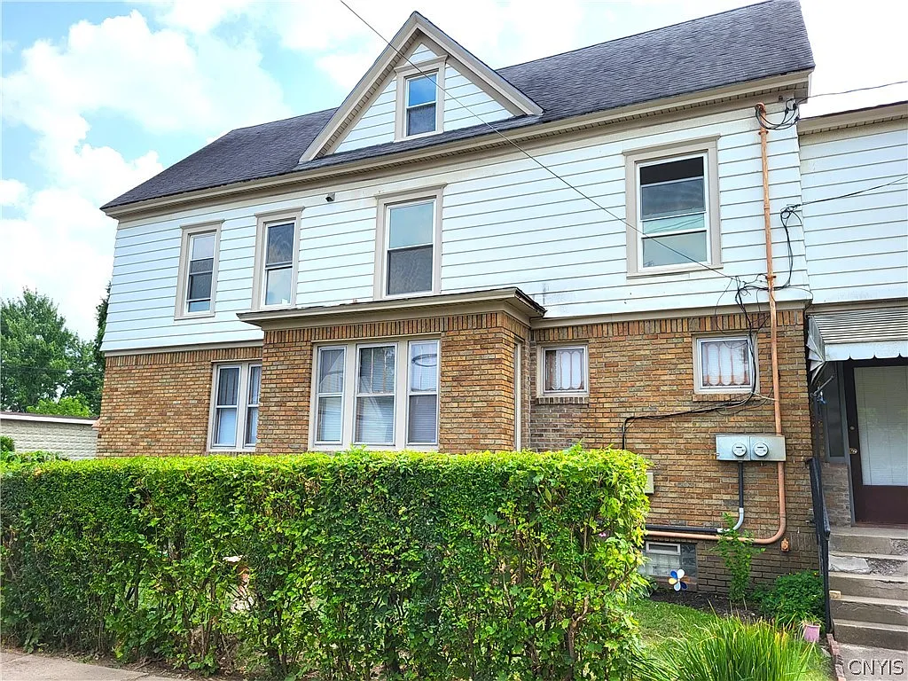 4 bed, 1.0 bath, 2056 sqft, $1,800 — Photo 1