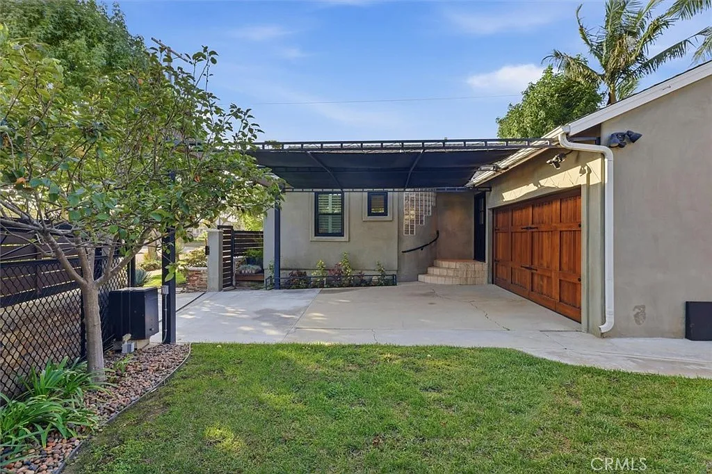 3 bed, 1077 sqft, $4,350 — Photo 3
