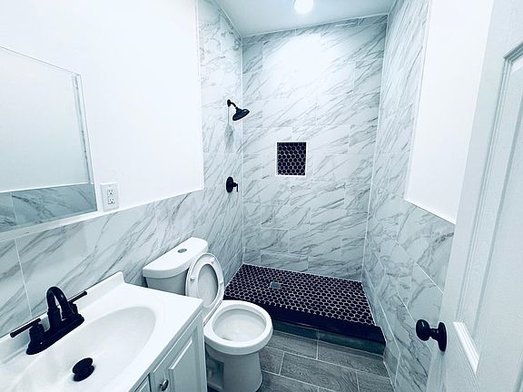 5th image of 84 Waverly St Floor 1