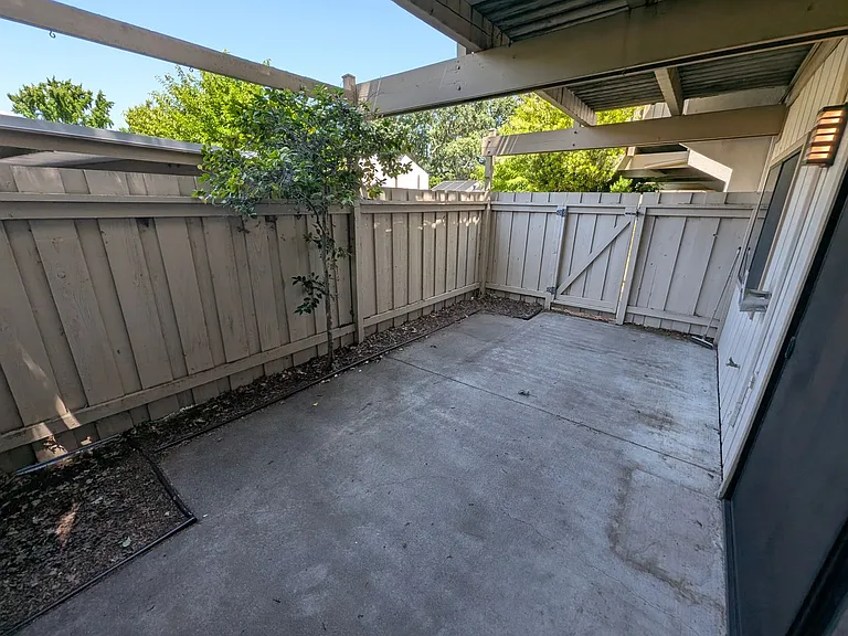 2650 Jones Rd #11 — Photo 6