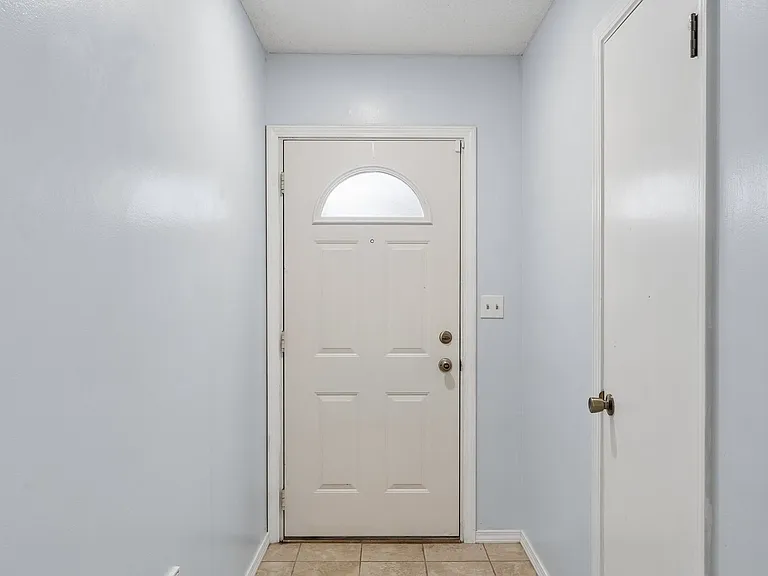 213 S Silver Dr — Photo 3