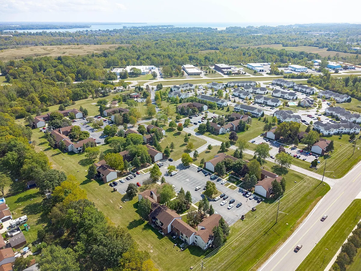 Building Photo - South Glen