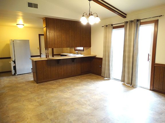 Dining Area & Kitchen