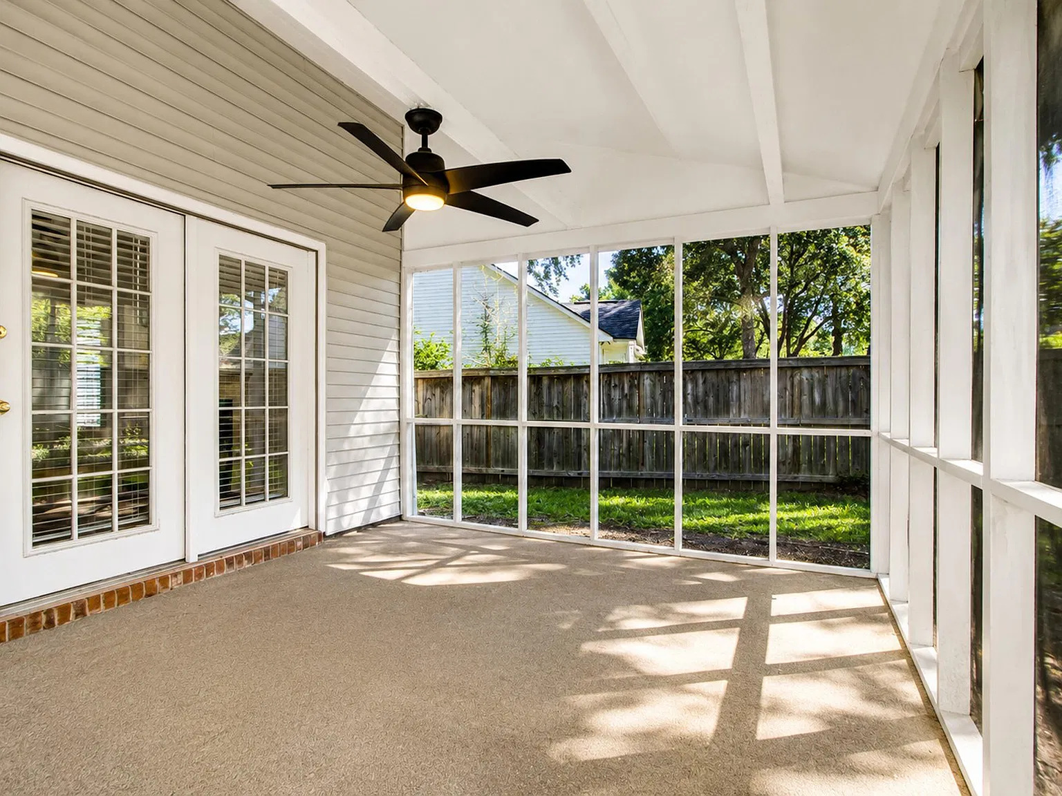 3 bed, 2.5 bath, 2011 sqft, $4,195 — Photo 3