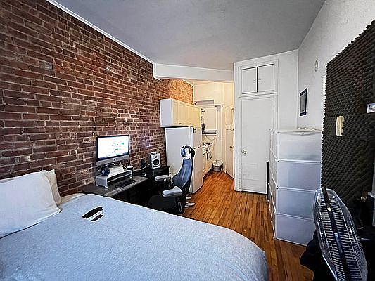 2nd image of 250 W 20th St #1F