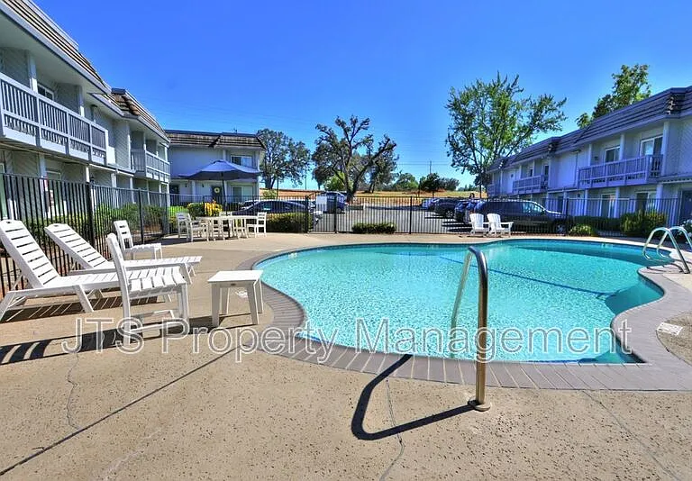 2515 Merrychase Dr #S — Photo 44