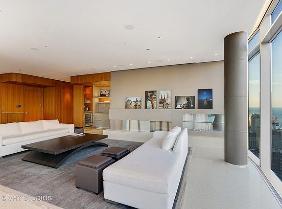 2nd image of 600 N Fairbanks Ct #3901-4