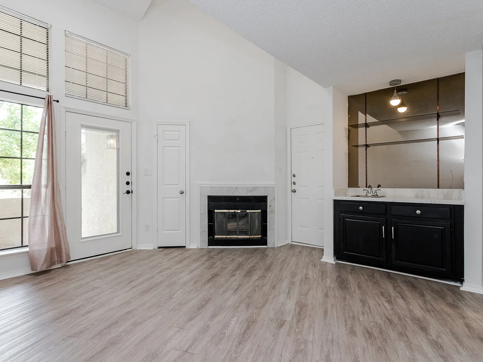 2 bed, 870 sqft, $1,575 — Photo 2