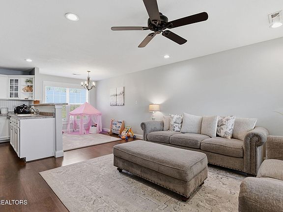 3rd image of 1632 Autumn Brook Dr