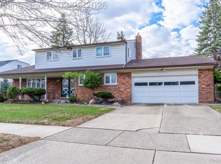 8362 Sunburst St, Center Line, MI 48015