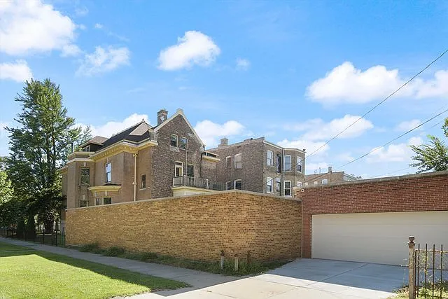 5 bed, 2.5 bath, 3296 sqft, $3,200 — Photo 2