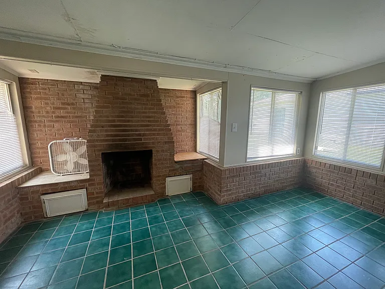 289 S Williams St — Photo 2