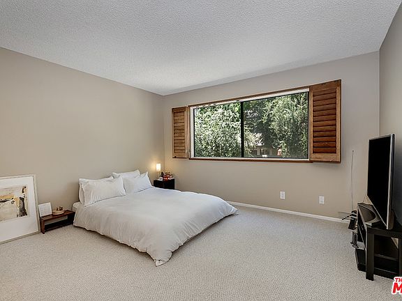 5th image of 22115 Burbank Blvd Unit 4