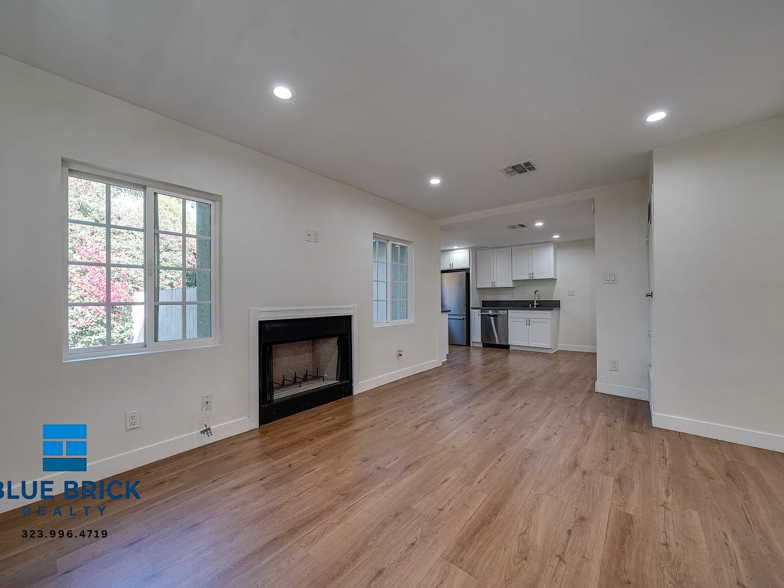 Bright & Laid-Back 3 Bedroom 2 Bathroom Single-Family Home with Private Backyard — Photo 4