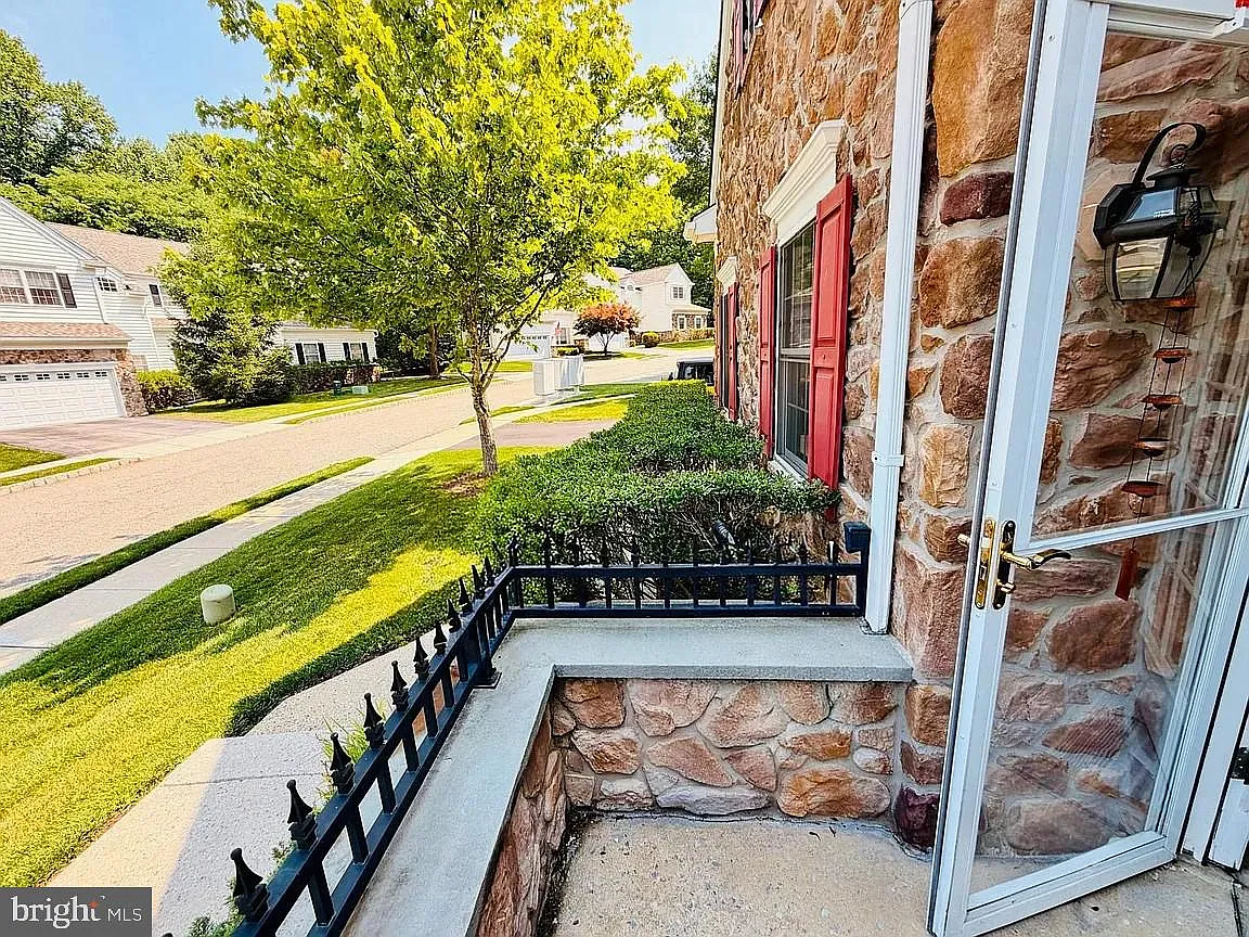 3 bed, 2.5 bath, 3805 sqft, $3,695 — Photo 3