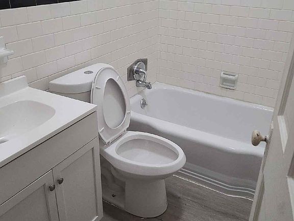 4th image of 906 N Madison St APT 1