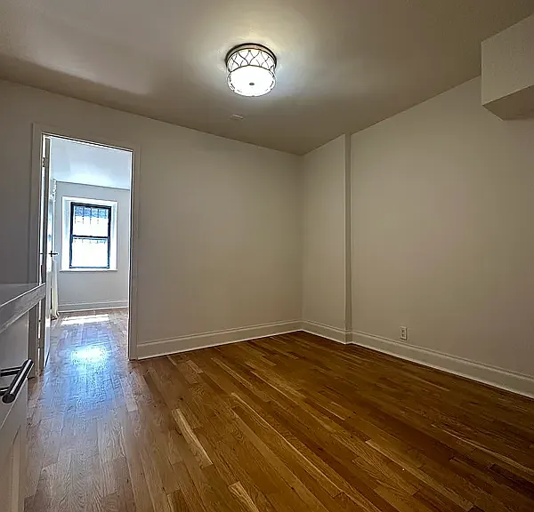 245 E 33rd St #1 — Photo 7