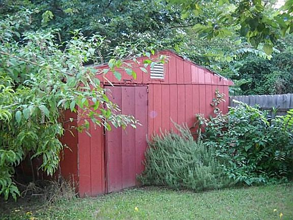 5th image of 4921 Creekwood Dr