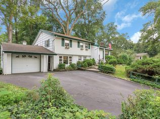 14 Woodridge Ln, Sea Cliff, NY 11579
