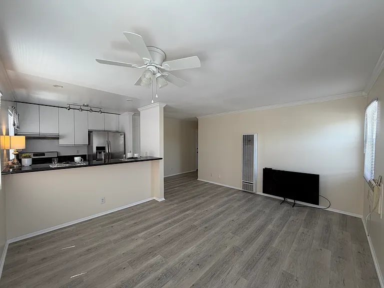 2112 Ocean Park Blvd #6 — Photo 10