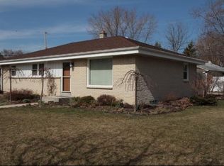 904 W Montclaire Ave, Glendale, WI 53217