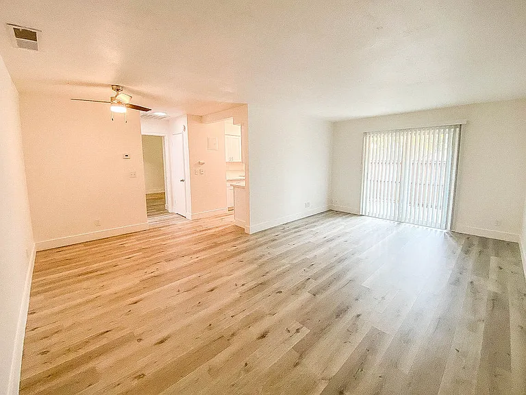 1x1- Living room + dining area