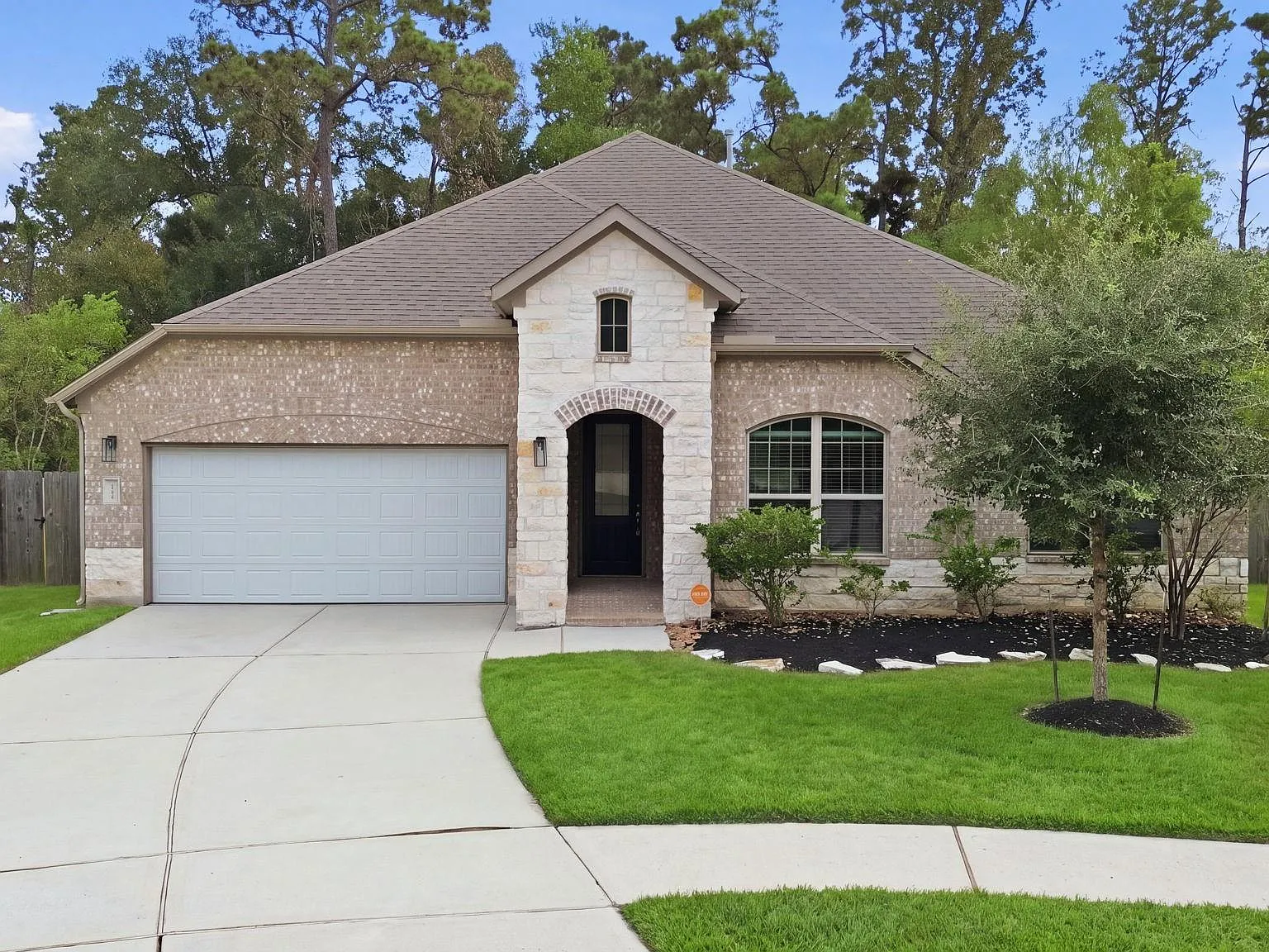 4 bed, 2.0 bath, 2590 sqft, $3,050 — Photo 2