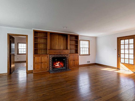 3rd image of 2355 Arlington Ave