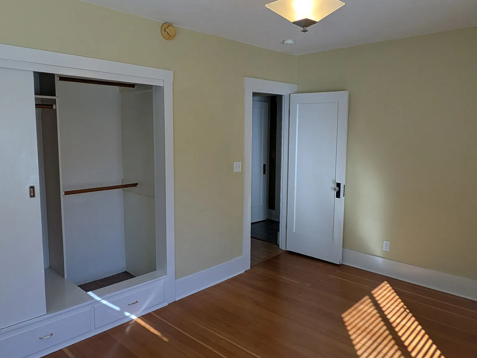 4 bed, $900 — Photo 1