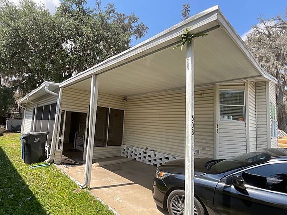 5th image of 608 Clairvaux Rue