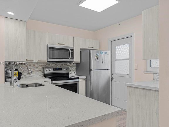 5th image of 609 NE 14th Ave APT 603