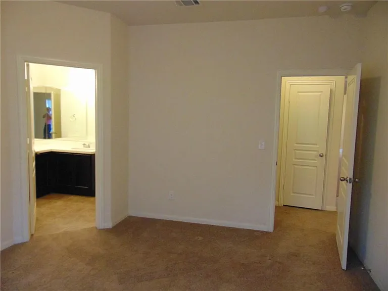 124 Hollis Ln — Photo 8