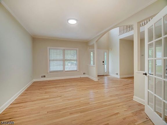 5th image of 204 Lorraine Ave