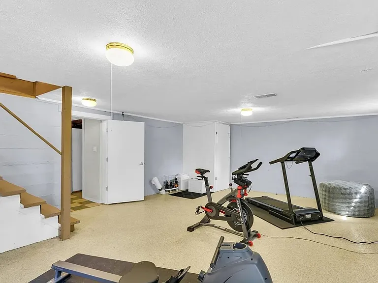 702 W Indiana Ave — Photo 28