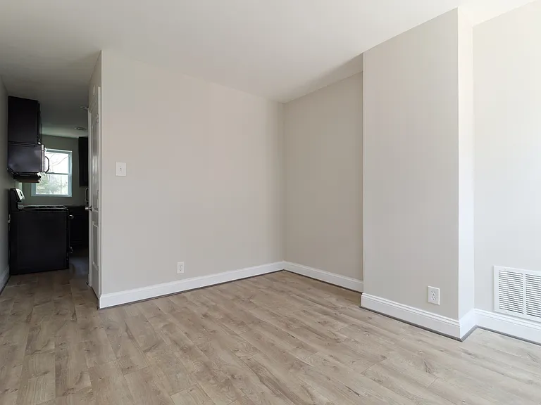 2318 Hunter St — Photo 4
