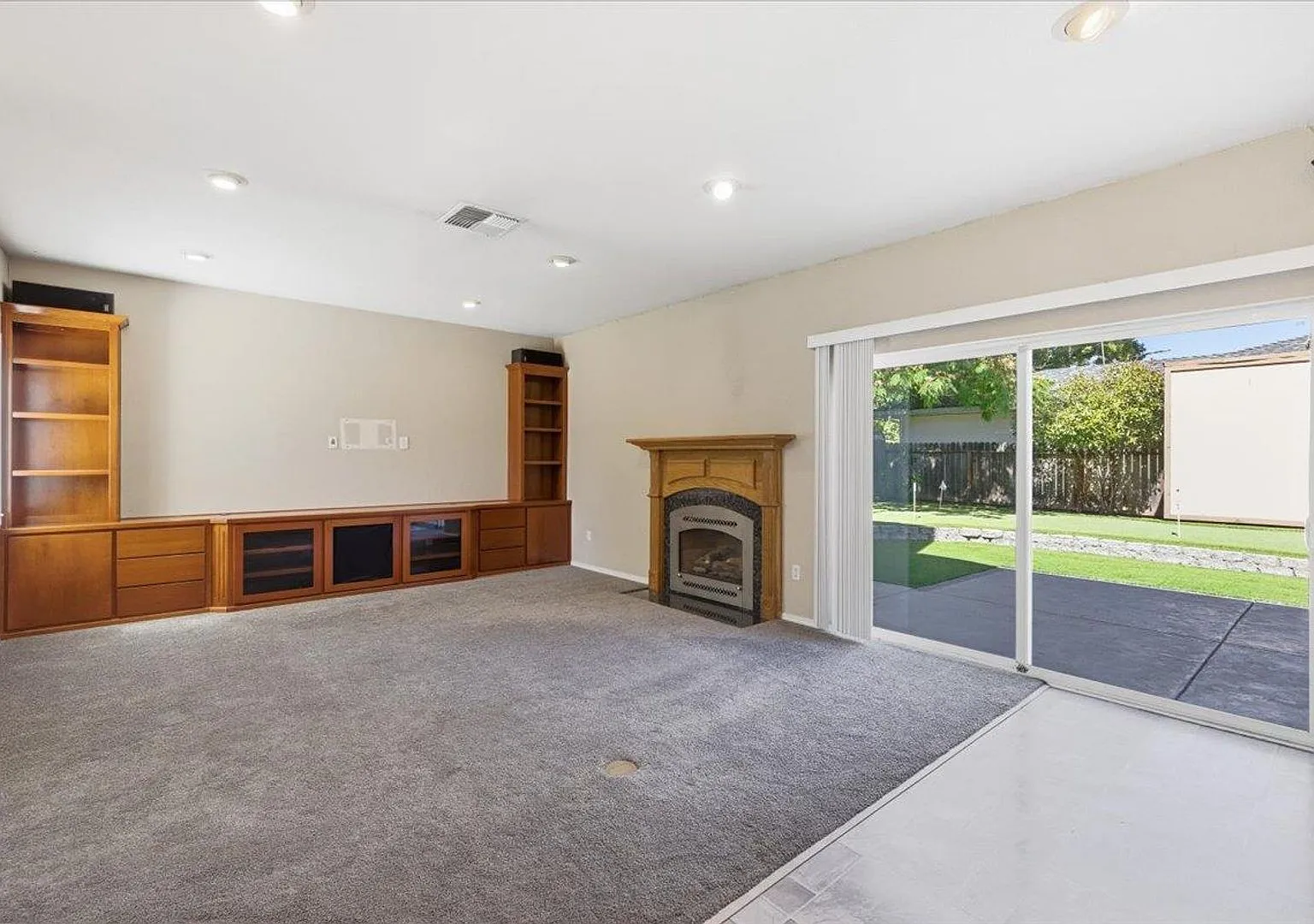 3 Bed 2.5 Bath 2 Car Garage! — Photo 2