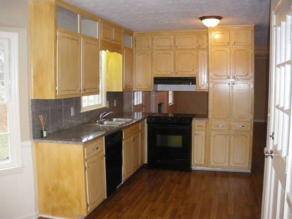 Kitchen w/ grantie tile c