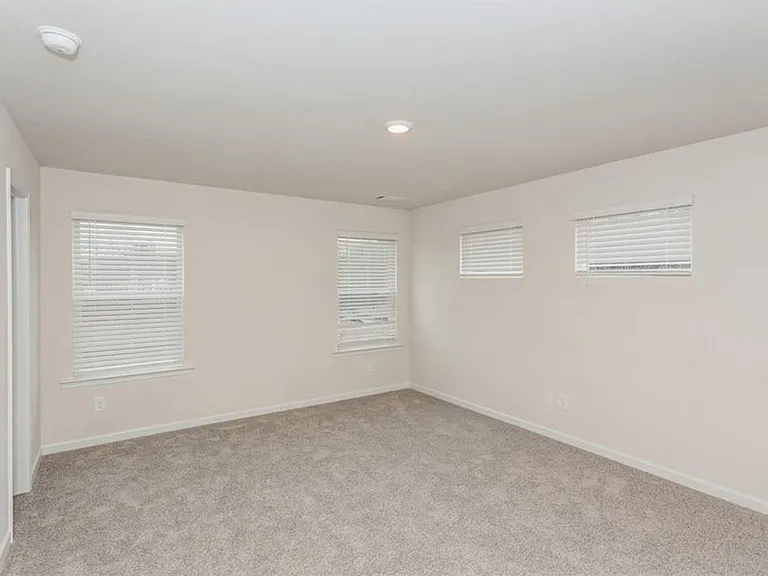 626 Mackenzie Cv — Photo 6