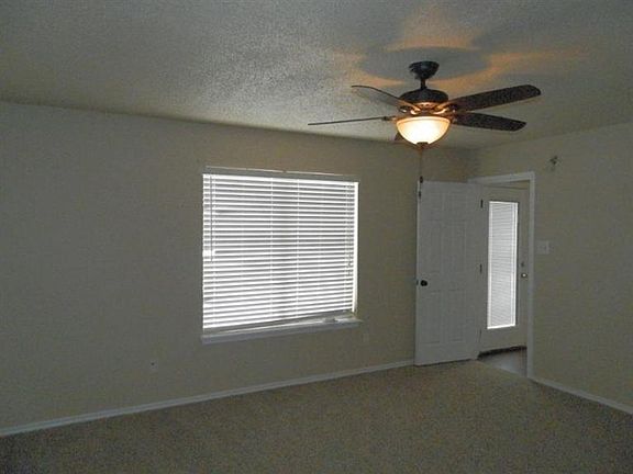 5th image of 1014 Iola Dr