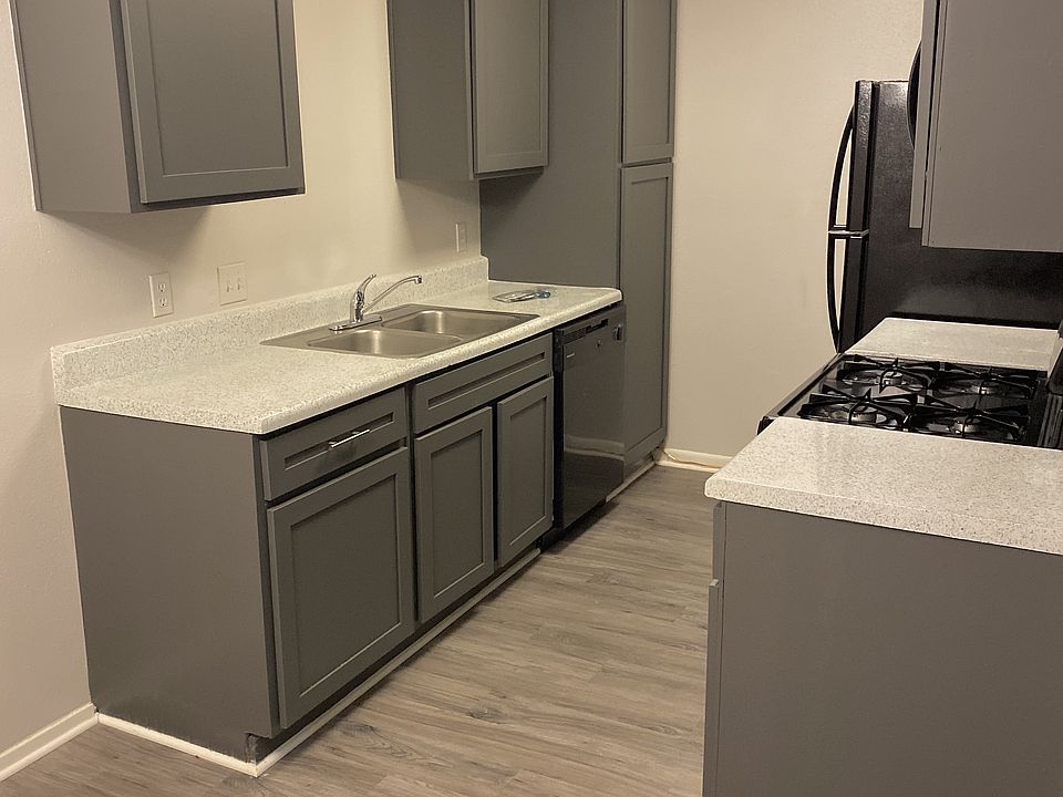 2nd image of 3910 Treadway Rd #403