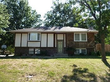 2nd image of 615 NE Noeleen Ln