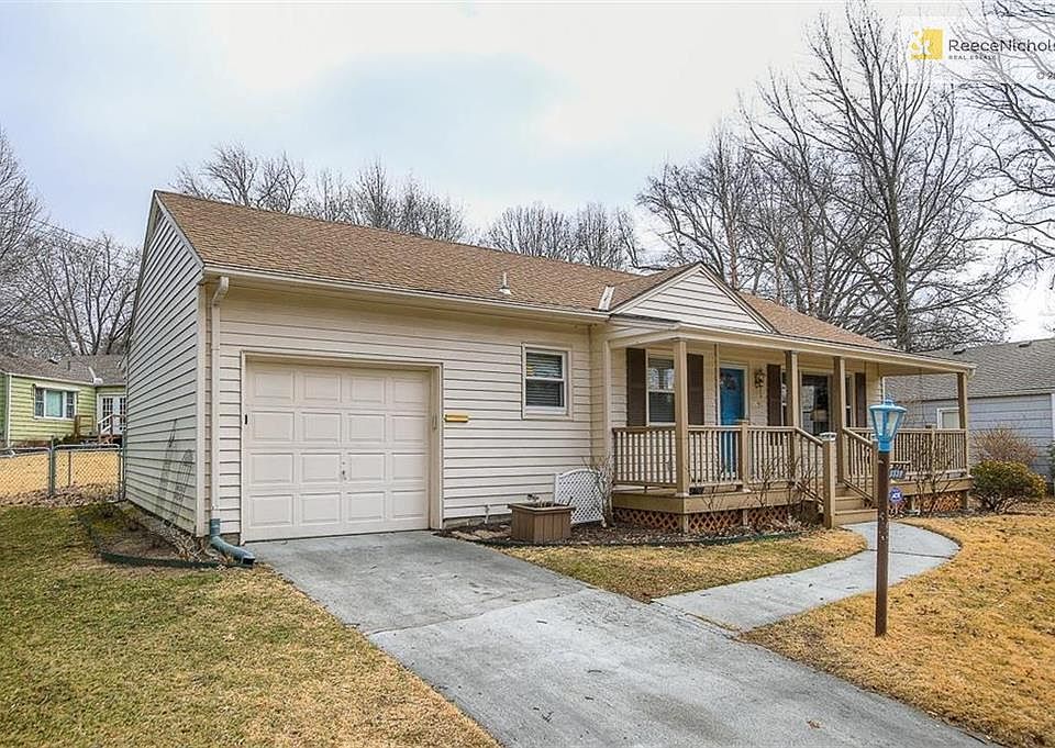 Lovely move in ready home on a quiet street in great Roeland Park location!